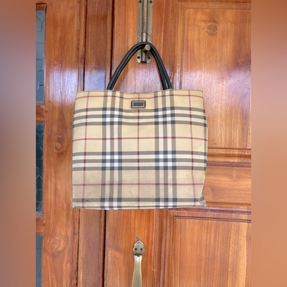 Burberry Handbags - Vintage Burberry tote bag. Size medium. Condition 8/10